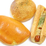 箱根ベーカリー - 料理写真:←箱根クリームパン。↑箱根カレーパン。→デンマーク産ソーセージデニッシュ。