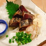 Honkaku Itamae Izakaya Osakana Souhonke - カツオの藁焼き⭐︎焼きたてを薬味たっぷりで