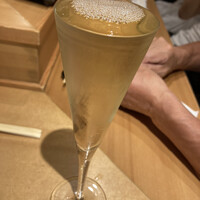 まんてん鮨 日比谷オクロジ店 - 乾杯葡萄酒は今日も表面張力の限界に挑みます。