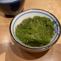 まんてん鮨 日比谷オクロジ店 - めかぶ嬉しや酒の供^_^後に供されるホタテのワサビなぞちびちび加えながら，のんびりいただきます。