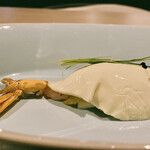 飄香 広尾店 - 琵琶
                                弦楽器琵琶に見立てた料理。
                                泡菜(パオツァイ・天然乳酸発酵四川ピクルス)がポイントの前菜、牡丹海老を泡菜のピクルス液でマリネしたねっとり感と青山椒や青柚、レモングラスのフレーバーが爽やかです。