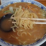まんぷく食堂 - 味噌ラーメン　750円　麺アップ