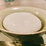 飄香 - スープ
      天府
      中国内陸部に位置する四川省の省都・成都。
      魏・呉・蜀が覇権を争った三国時代、蜀の都だったこの街は、肥沃な大地を有し古くから「天府の国」と呼ばれていたそうです。