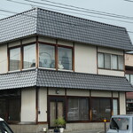 有限会社 九十九鶏本舗 - 向いのお店の2Fにある謎の胸像。お店が休みで詳細聞けず