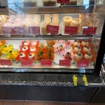 洋菓子倶楽部 KAREN - 見ているだけで楽しくなるウインドウ