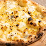 四色芝士披薩(馬蘇裡拉乳酪，古岡左拉幹酪，帕爾馬幹酪，戈達幹酪)