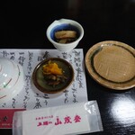 Gozu No Yamamoto - 最初のセット。釜飯以外の注文ないので、お皿は下げられました。