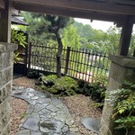 アロマフレスカ - この入口をくぐって古民家に入っていくと