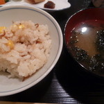 菅井 - コーンとじゃこの釜飯&お味噌汁