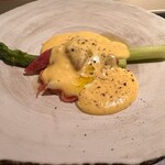 クッチーナ - アスパラと生ハムのカルボナーラソース