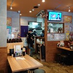 炭火ひつじ串 ラムしゃぶ 北海道酒場 ひつじろう - ランチ営業をスタートしたばかりの店内は、客入りはまばらだ。