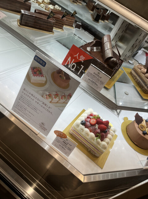 『人生一番レベルで濃厚なチョコケーキ』by たべ もぐか : ショコラティエ マサール 札幌三越店 - 西4丁目/ケーキ [食べログ]