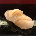 蛇の市 - 義母からもらったホタテ。大きくてたっぷりしていて爽やかな甘さ。酢飯は小さくホタテが大きくても一口で食べられる。これは大事な事なのだが、ホタテが冷たすぎず温くないのが良い。