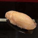 蛇の市 - 私がどこの寿司屋でも注文するヒラメ。昆布の旨味と相まってものすごく美味く仕上がっている。