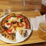 クラフトチーズ&ピザ ロマーノ - マルゲリータ¥1089+セットのジンジャエール¥209　　
            奥は他店購入のアイスコーヒー