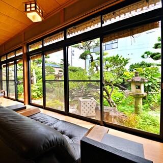 和の庭園を眺めながら四季を楽しむ
