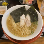 Aisengyoshouten - 麺は極細、黄金色のスープ