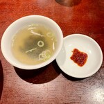 月徳飯店 - 味変用の豆板醤と中華スープ