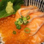 [Mini Oyako-don (Chicken and egg bowl) with salmon roe and salmon]