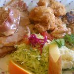 KOBUTA - Aコース。豚肉のニンニク焼き、チキンフライ、餃子。