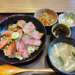 寅福 - 牛ロースのステーキ丼定食（温玉なし）