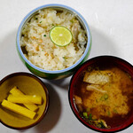 やまに料理店 - ビワマスの炊込みご飯・コイの味噌汁