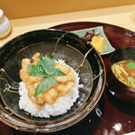 天冨良 麻布よこ田 - 芝海老かき揚げ丼、赤出汁、季節の香の物