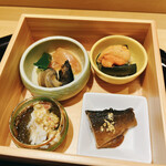 天冨良 麻布よこ田 - 酒菜（左上から時計回りにつぶ貝旨煮& 赤貝ぬた和え、
      茄子揚げびたし雲丹添え、鮎有馬煮、もずく毛蟹酢）