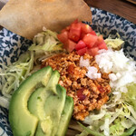 ラーメン イッケン - がトマト、レタス、玉ねぎのみじん切りがフレッシュ！アボカドがタバスコに合う！