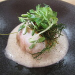 Ryoriya Takashima - 帆立と海老のテイストを入れた播州赤鶏のむね肉 豆 唐辛子 豆苗 揚げオカヒジキ 煮詰めた鶏とアサリの出汁に生クリームを入れたソース グリーンカレーのペースト