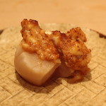 三谷 - 留萌の帆立貝、帆立とボタン海老の内臓のおこげ添え　と　Lamiable  Champagne  Rose   　(2013/04)