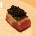 三谷 - 八丈島の初鰹 キャビアのせ　と　Sake Connection　新潟県佐渡の限定酒　(2013/04)