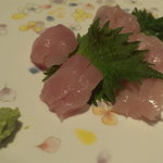 ・淡海地鶏のメスの刺身（むね肉、ささみ）
          