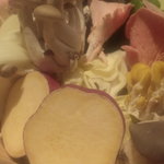 じどりや 穏座 - 野菜（さつまいも、たまねぎ、ぴーまん、長ネギ、キノコ類）他
      