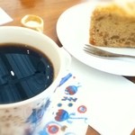 KOTONA COFFEE - “ももこブレンド(期間限定)”と“くるみたっぷりナッツケーキ"