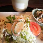 USAGI - サラダと小鉢、蕗がいいお味でした。