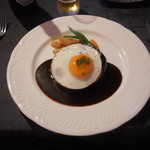 盛り付けも綺麗でお皿というキャンバスにドゥミグラソースが映える「ハンバーグ」は目玉焼きの下です