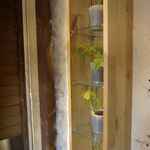 ウッドベリーズ - フローズンヨーグルトが用意されるまで店内の席に座って店の中を見回すと
      店内には観葉植物の鉢が至る所に置かれ、女性客に受けそうなお店だなぁと感じました。