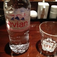 赤坂うまや - エビアン お代わりできます。