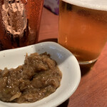 TAMURO - ビール半分飲んでから、写真撮ってないことに気がついたので、アングル、でかっ！　おつまみのきのこ南蛮、ご飯ほしくなります