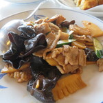 東華菜館 - 豚肉と木耳・筍の炒め物