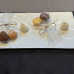 茨城レストラン フェリチタ - デザート後の小菓子まで！　ナッツの入ったメレンゲ　メレンゲを初めて本当に美味しいと思ったかも