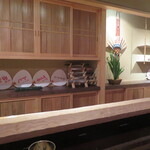 研覃 ほりべ - 趣のある通路の先にはゆったりとしたカウンター席が現れます。