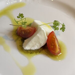 茨城レストラン フェリチタ - アミューズ　茨城産のチェリートマトとイタリアの水牛モッツァレラ　バジルソースが材料もよく好みの味