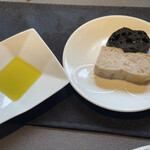 茨城レストラン フェリチタ - 最初のパン　くるみ入りフォカッチャ　イカスミのパン