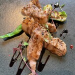 茨城レストラン フェリチタ - メインのお肉　鉾田のハーブ豚グリル　ソースのお味もよくピンクペッパーのアクセントも○ オクラもインゲンもフレッシュ