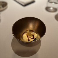 レ セゾン - ゴールドラッシュのアイスクリーム仕立てに蜂蜜を煮詰めたソースかけ