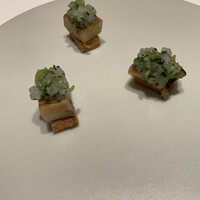 カンテサンス - 焼き茄子のサブレ、スナップェンドウ、アオリイカ