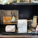 茨城レストラン フェリチタ - トイレ内の棚　予備のトイレットペーパーにまで心遣い