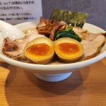 オランダ軒 - しおチャーシュー麺に味玉ちょいと横から